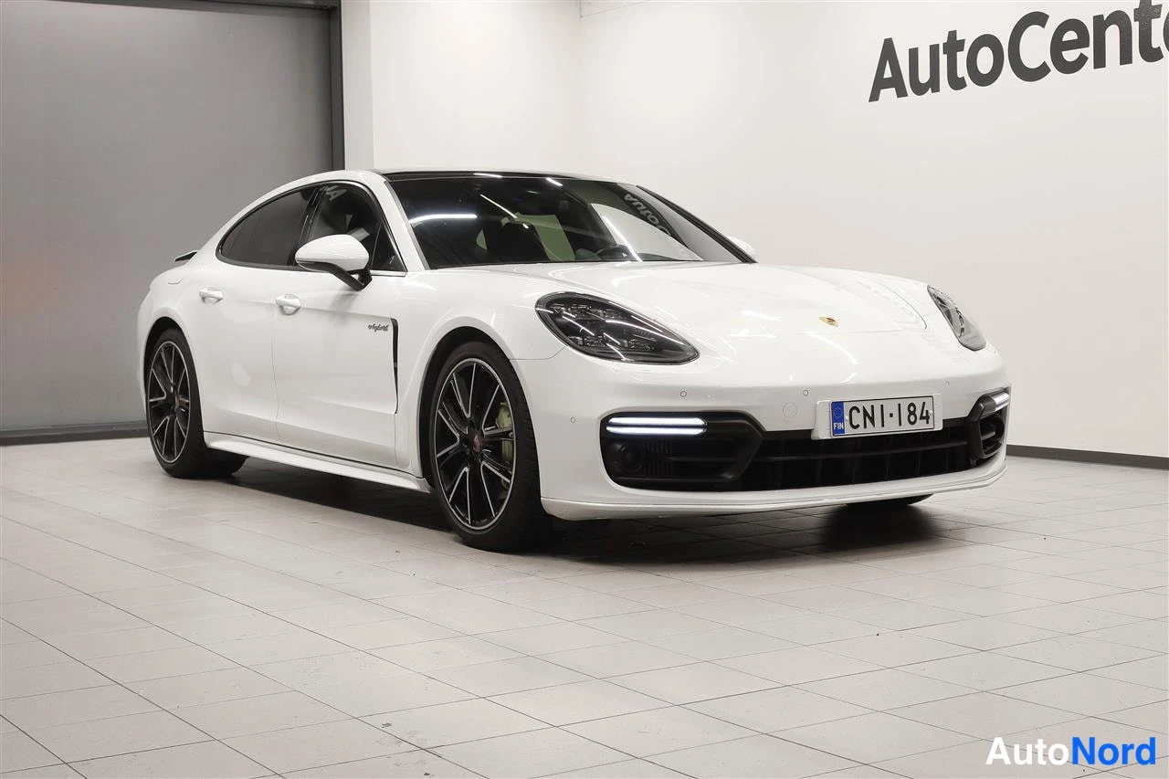 Etuviisto, nokka oikealle: Porsche Panamera, 2018, valkoinen, etuviisto vasemmalta