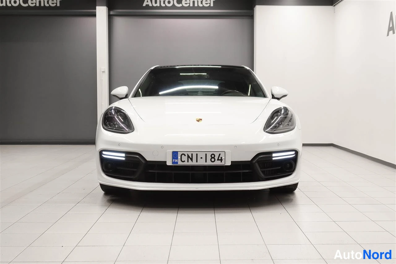 Edestä: Porsche Panamera, 2018, valkoinen, suora etunäkymä
