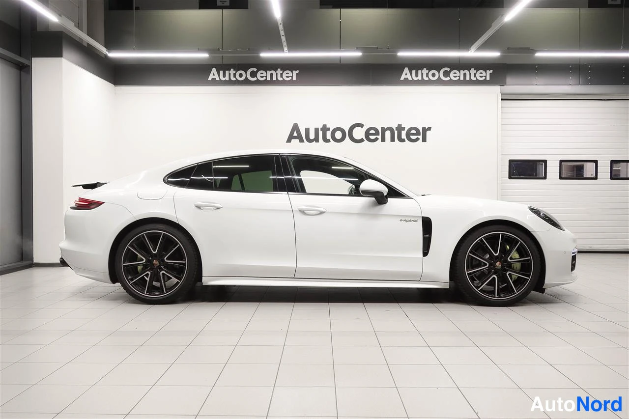 Takaviisto: Porsche Panamera, 2018, valkoinen, takaosa viistosti vasemmalta