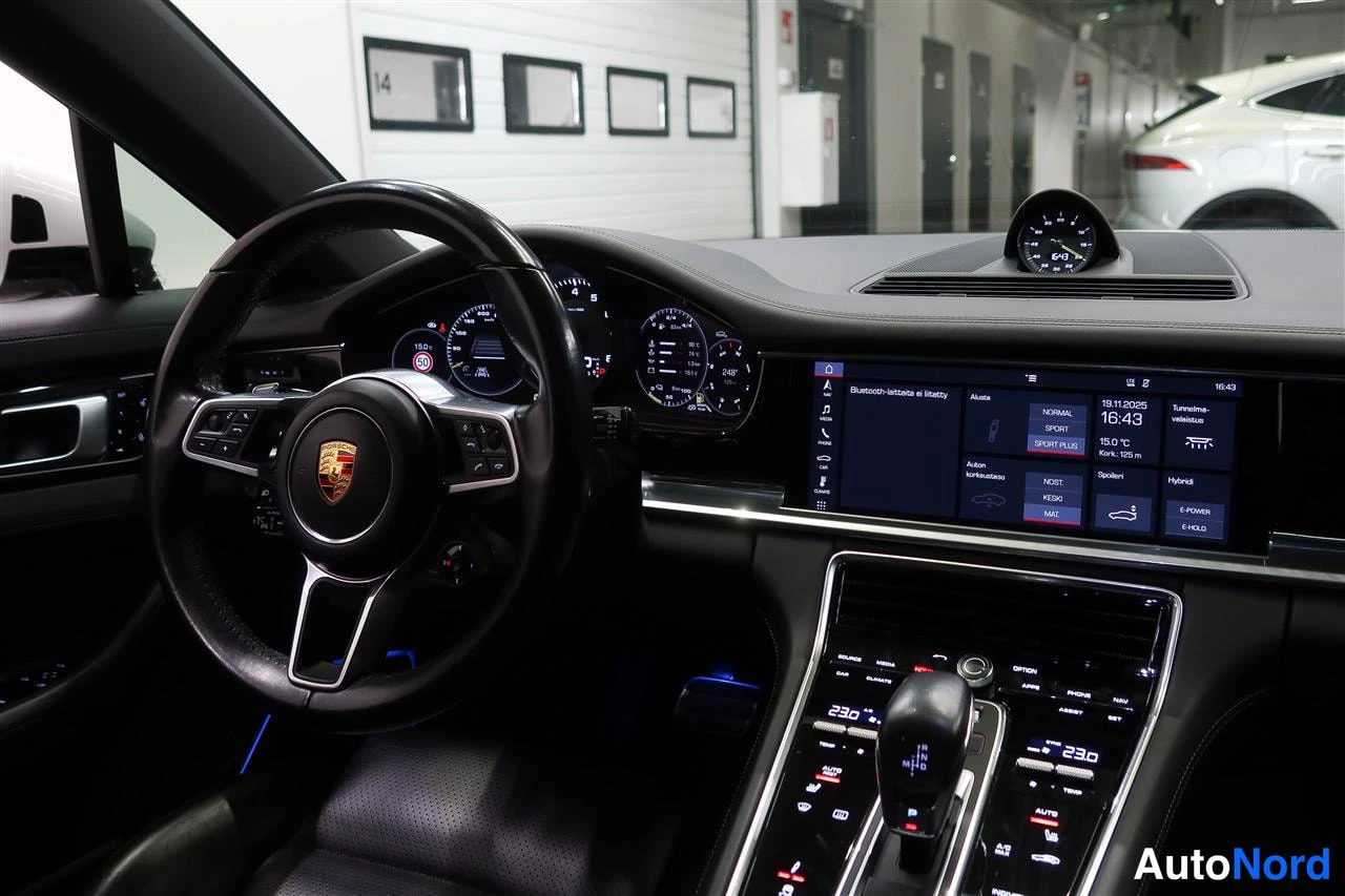 Muu: Porschen ohjaamo näytöltä: mm. Normal-, Sport- ja Sport Plus -ajotilat, Hybrid-valikko ja äänentoisto Bose.