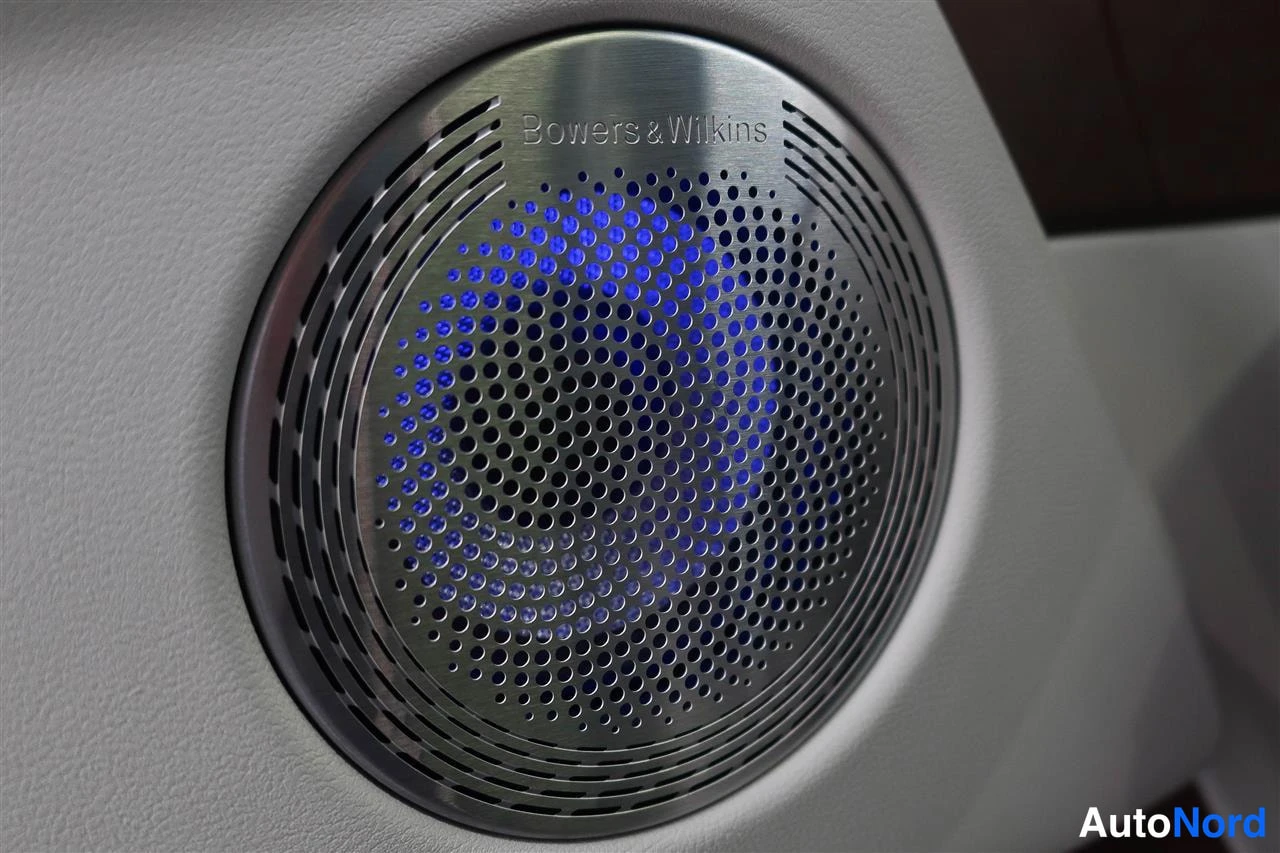 Muu: Sisätilan kaiuttimen close-up: Bowers & Wilkins -grilli, sininen valaistus.