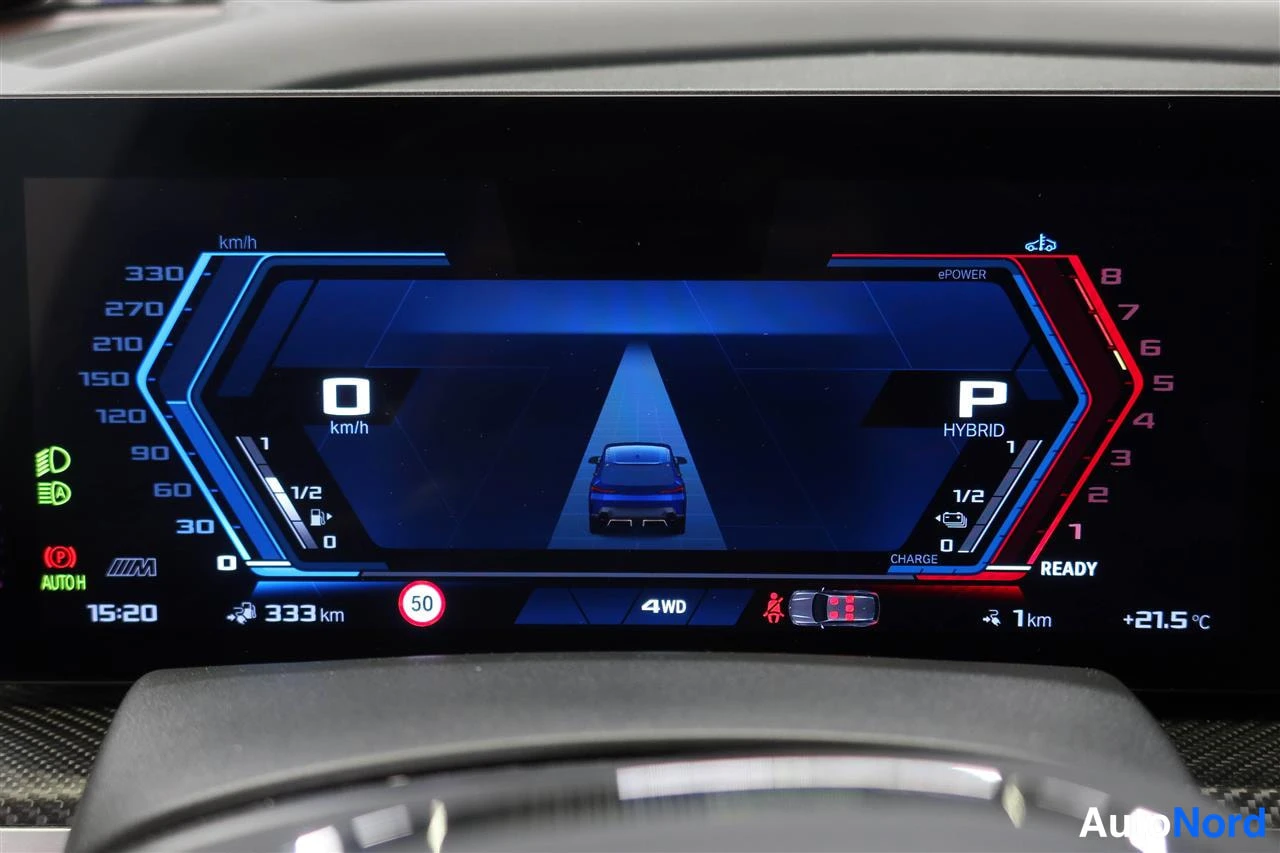 Muu: Auton digitaalinen kojelautanäyttö hybridi-tilassa: nopeus 0 km/h, vaihde P, matka 333 km, ulkolämpötila +21,5 °C ja READY-merkinta.