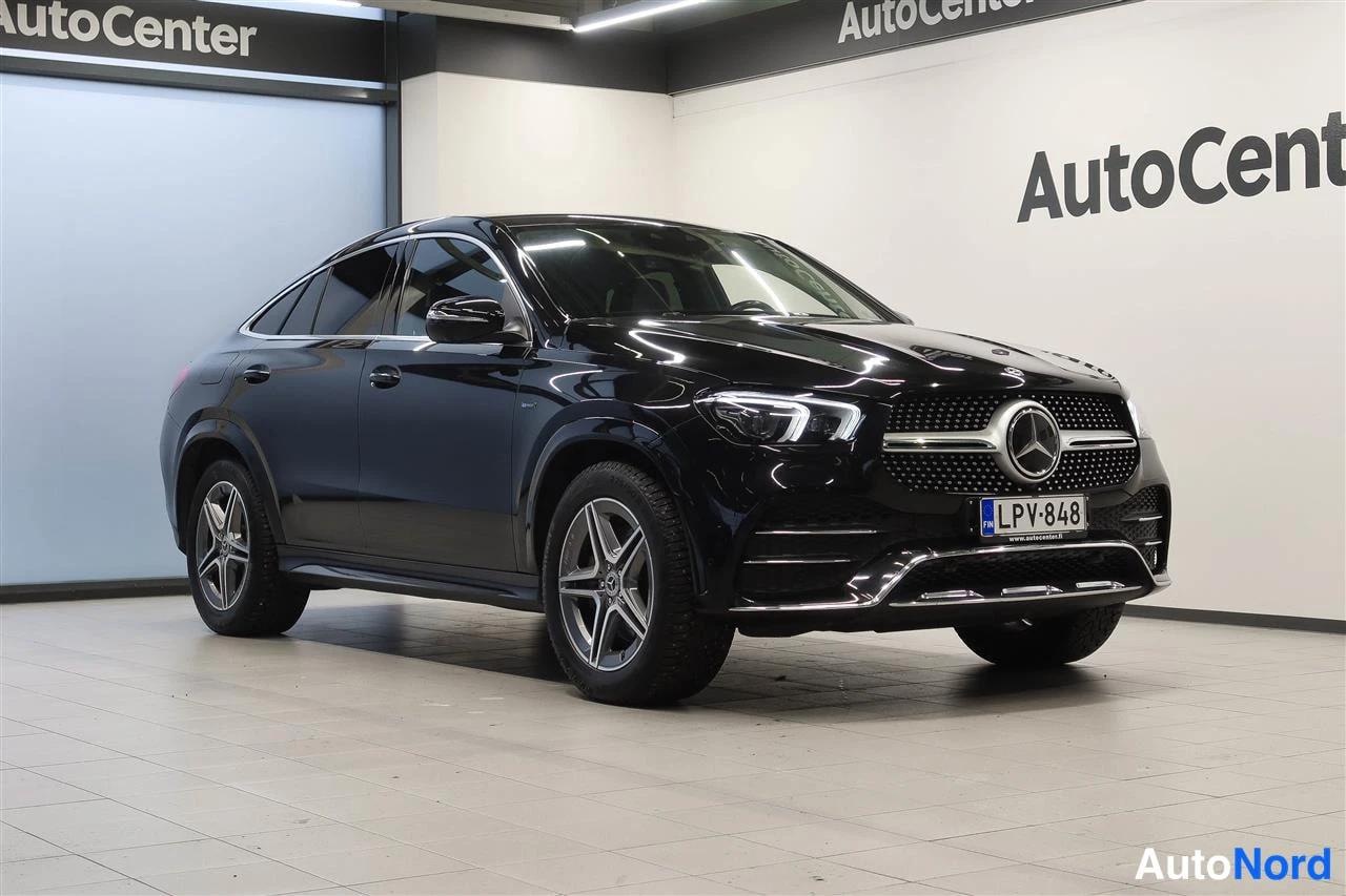 Etuviisto, nokka oikealle: Musta Mercedes-Benz GLE Coupé etukulmasta oikealta, rekisteritunnus, autonäyttämöllä.