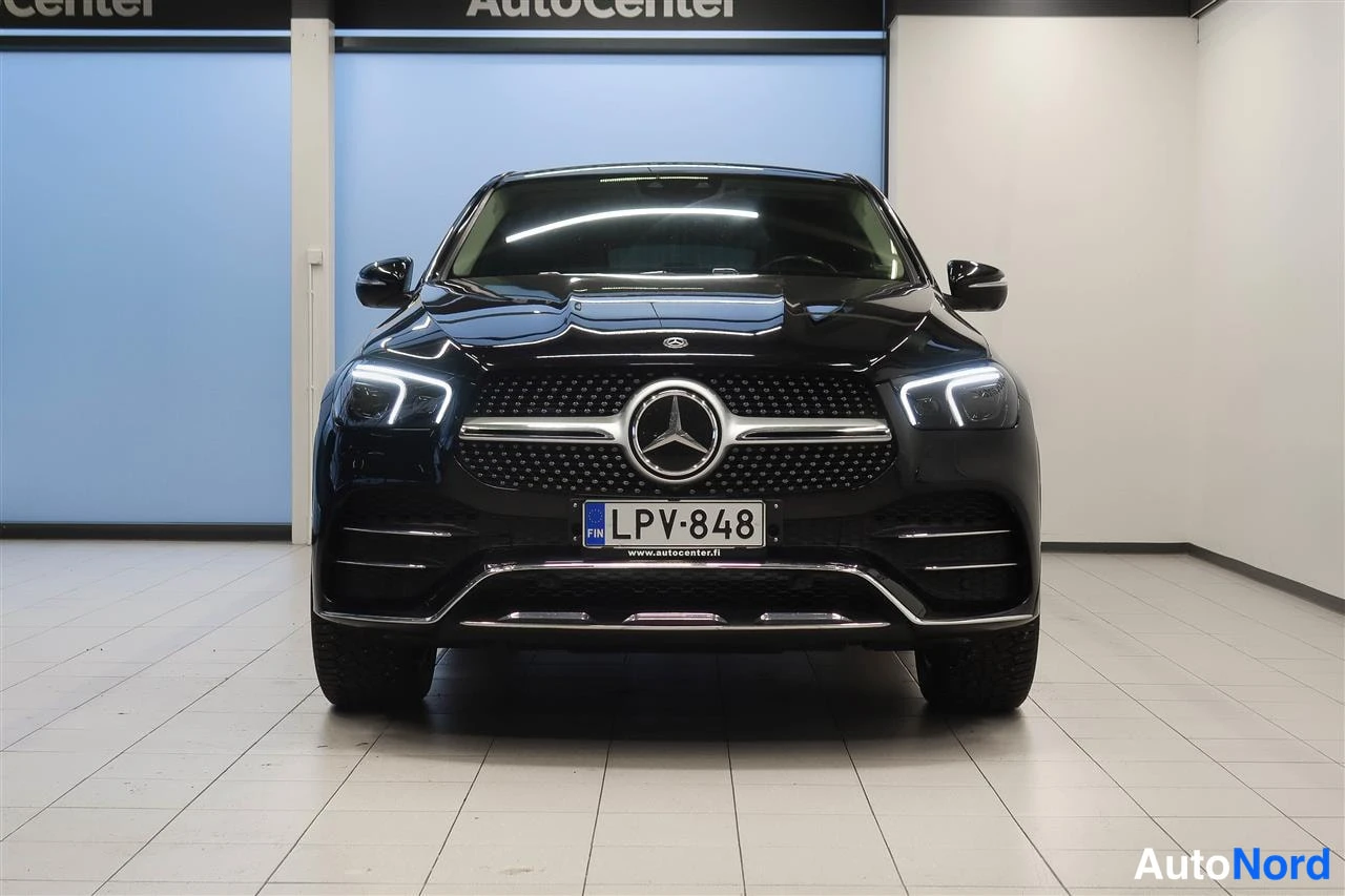 Edestä: Musta Mercedes-Benz GLE Coupé suoraan edestä, rekisteritunnus, autonäyttämöllä.