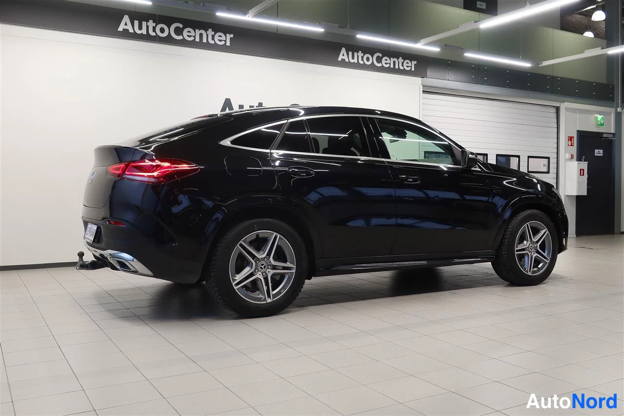 Takaviisto: Musta Mercedes-Benz GLE Coupé takaa-sivulta sisätiloissa, vetokoukku näkyvissä.