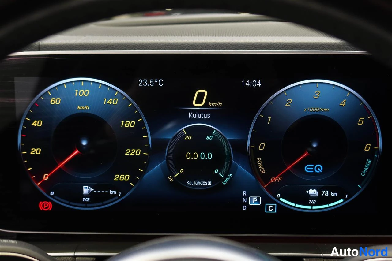 Muu: Mercedes-Benzin digitaalinen mittaristo: nopeus- ja virtapiirturit, kulutus 0,0 km/100 km, P-vaihde, ulkolämpötila 23,5 °C, kello 14:04.