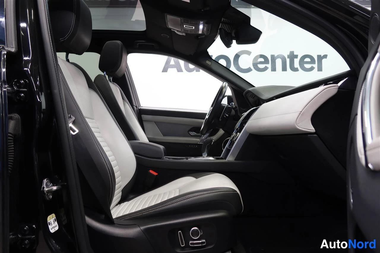 Edestä: Matkustamon sisäkuva, vasemmasta etuovesta katsottuna: ohjauspöytä ja lasikatto näkyvät. AutoCenter-teksti taustalla.