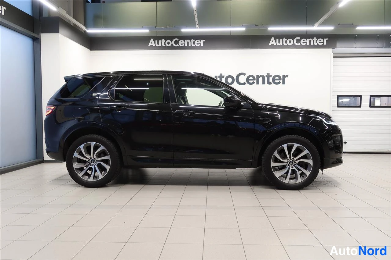 Sivulta: Sivukuva mustasta Land Rover Discovery Sportista Autocenter-tilassa.