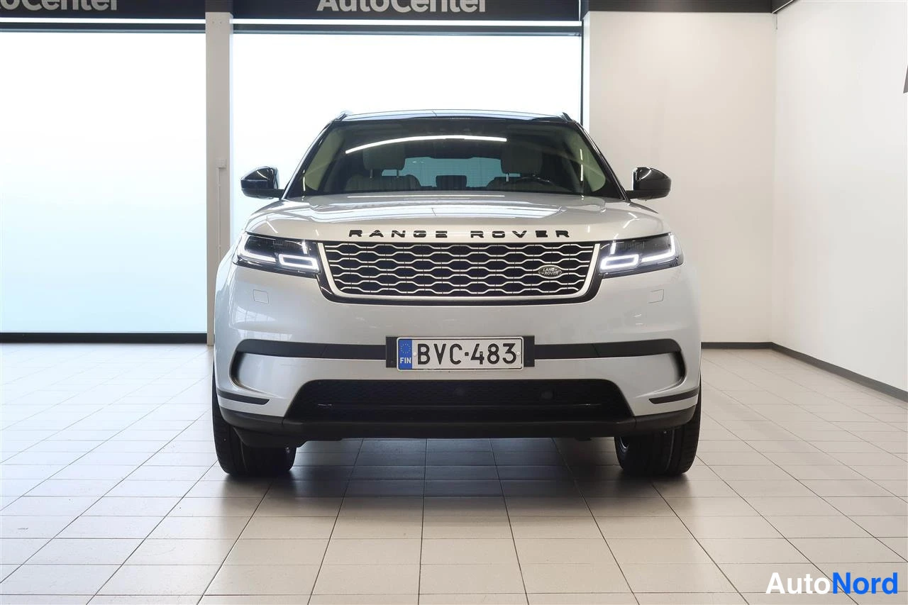Edestä: Hopeanvärinen Range Rover Velar suoraan edestäpäin kuvattuna, Range Rover -teksti konepellissä ja -rekisterikilpi.