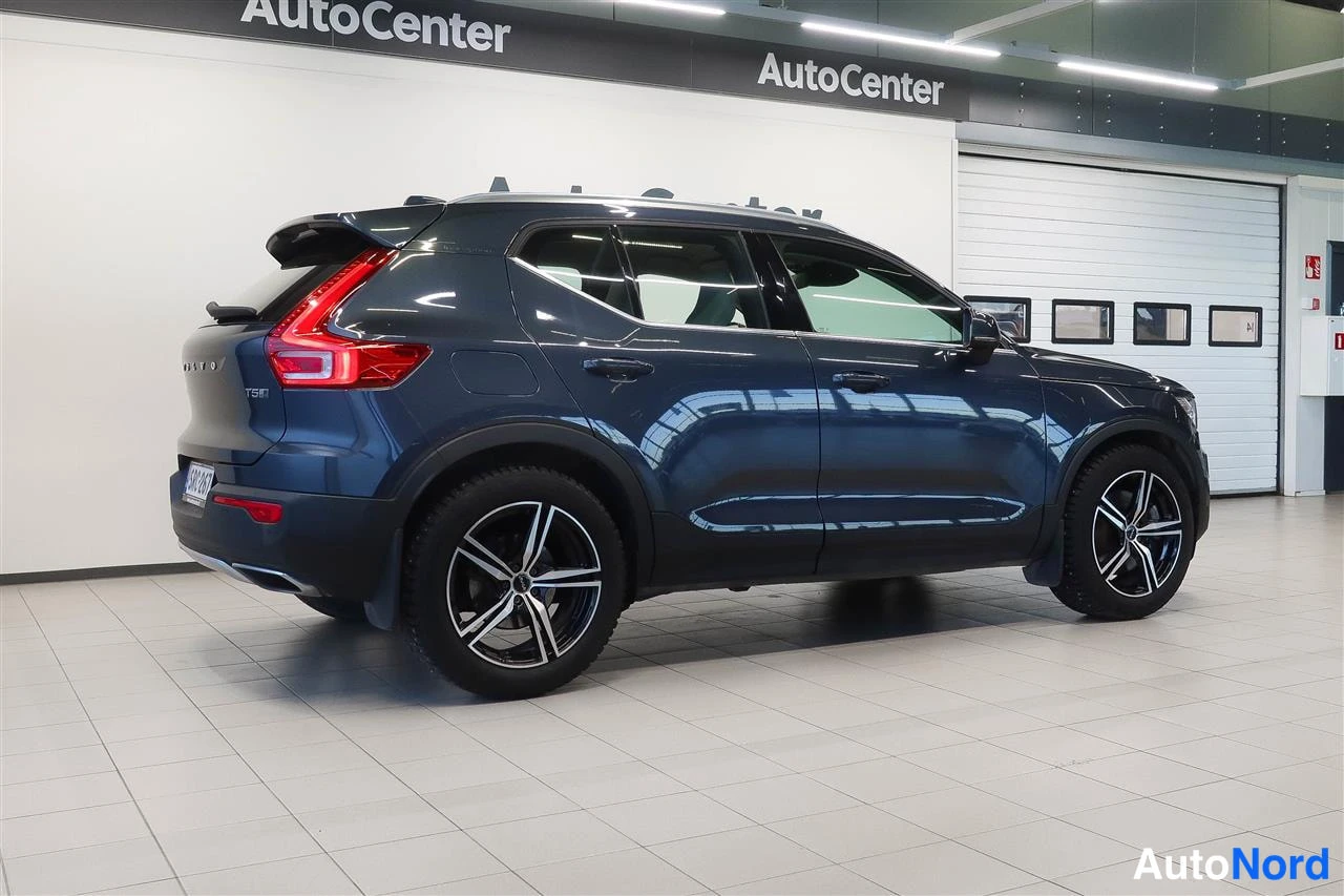 Takaviisto: Tummansininen Volvo XC40 takaa-api¬ivin€rkulmasta_autohallissa