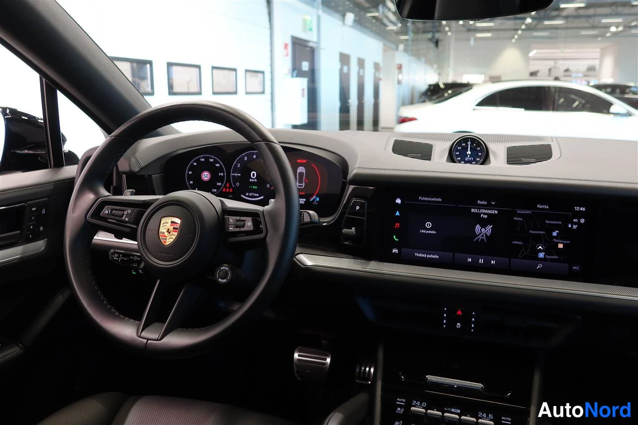 Edestä: Porschen mittaristo ja infotainment-näyttö suomalaisvalikolla, kellonaika 12:46.