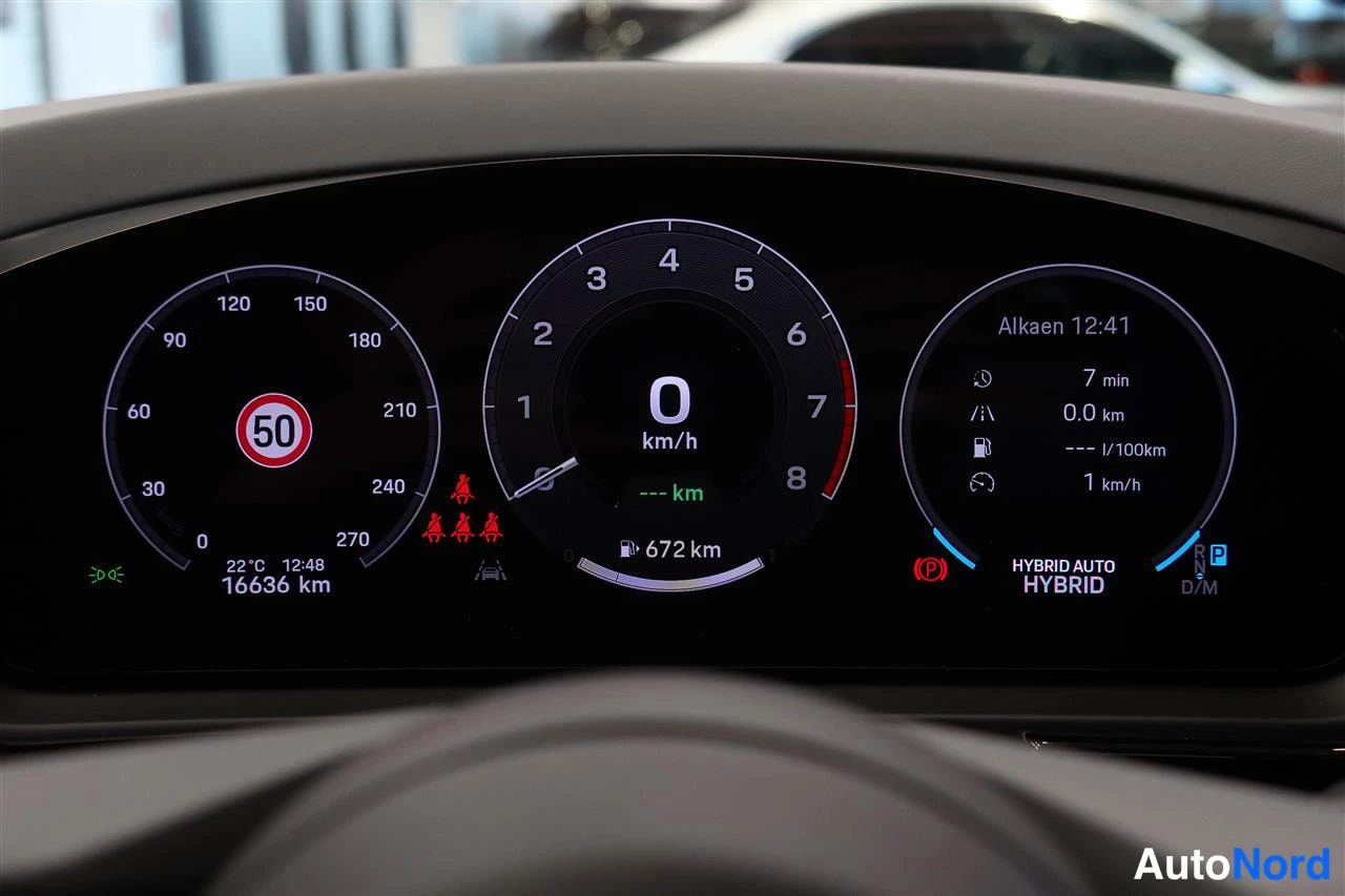 Yksityiskohta: Auton digitaalinen mittaristo kertoo matkanmittarin lukeman 16636 km, nopeudeksi 0 km/h ja hybridikäyttötilan HYBRID AUTO.