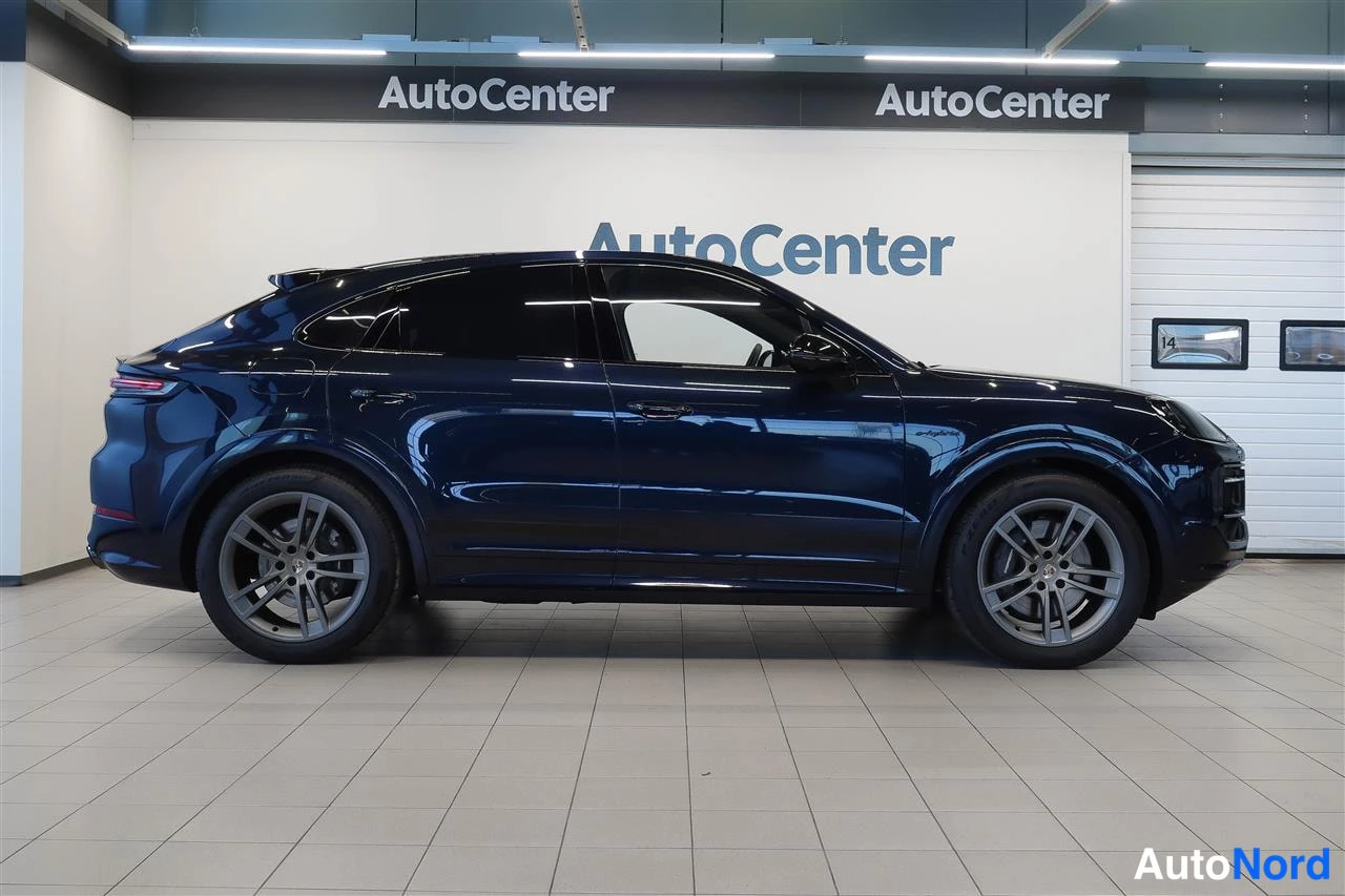 Sininen Porsche Cayenne 2024, etuviisto, keula oikealle, kuva 5