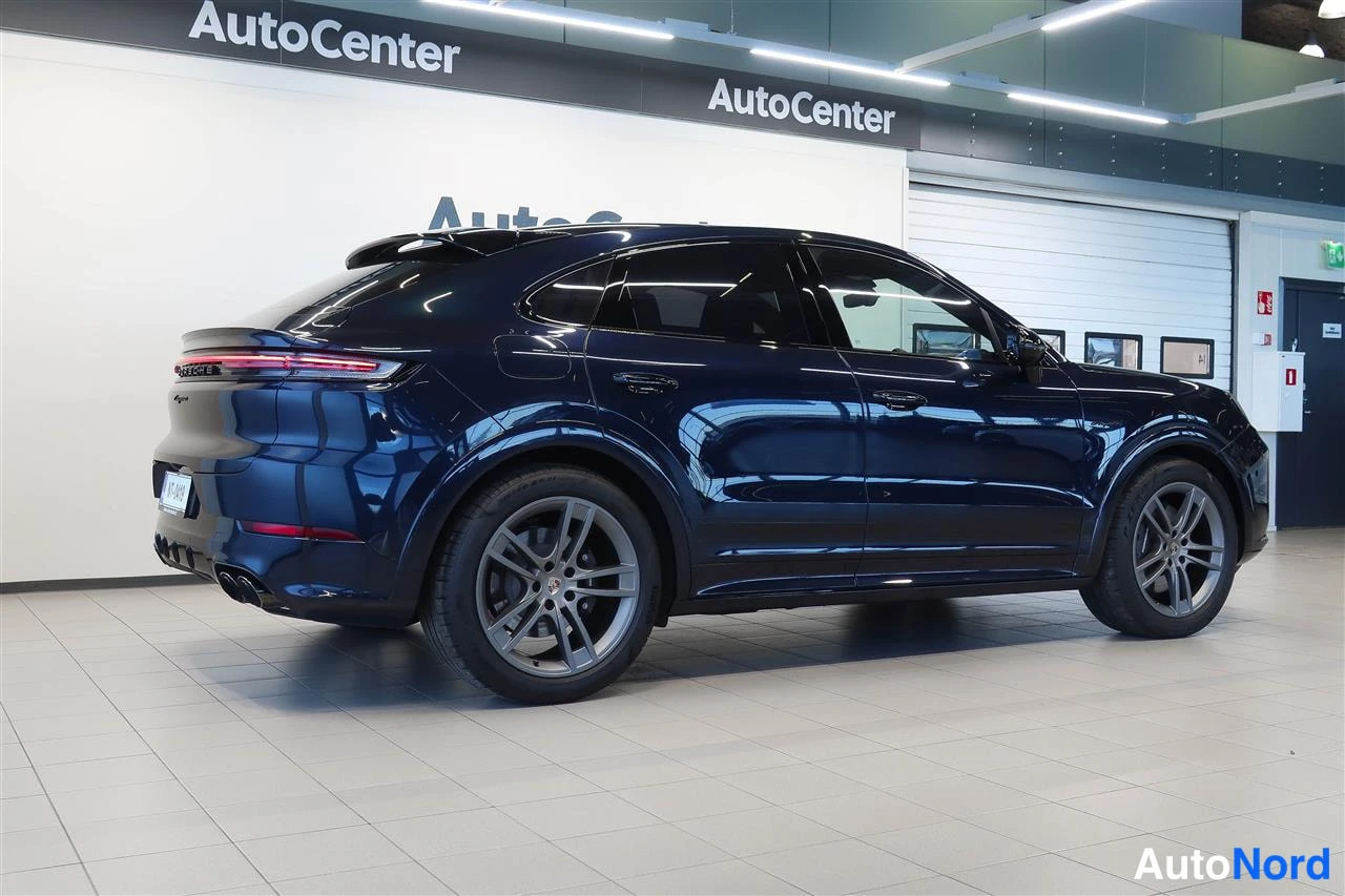 Sininen Porsche Cayenne 2024, takaviisto, kuva 10