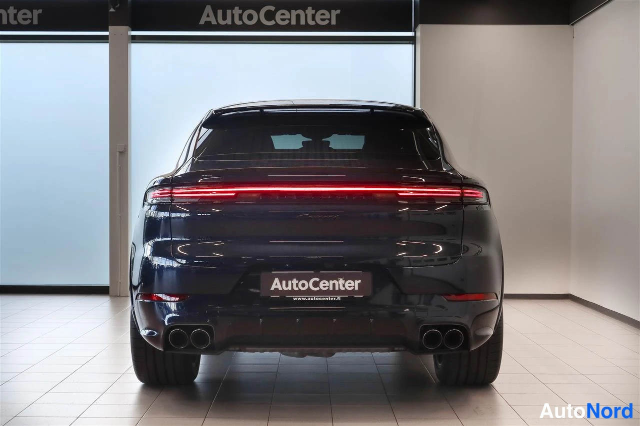 Takaa: Porsche Cayennen takaosa suoraan takaa: punainen valoviiva, PORSCHE-teksti ja neljä pakoputkea.