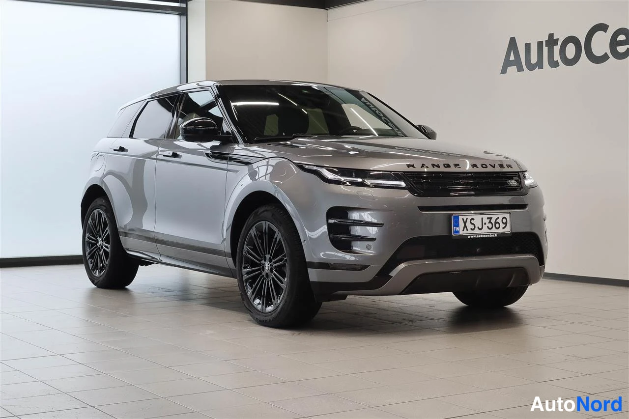 Etuviisto, nokka oikealle: Hopeanharmaa Range Rover Evoque kolmasosaa oikealta, keulagramatiikka ja -kilpi näkyvissä.
