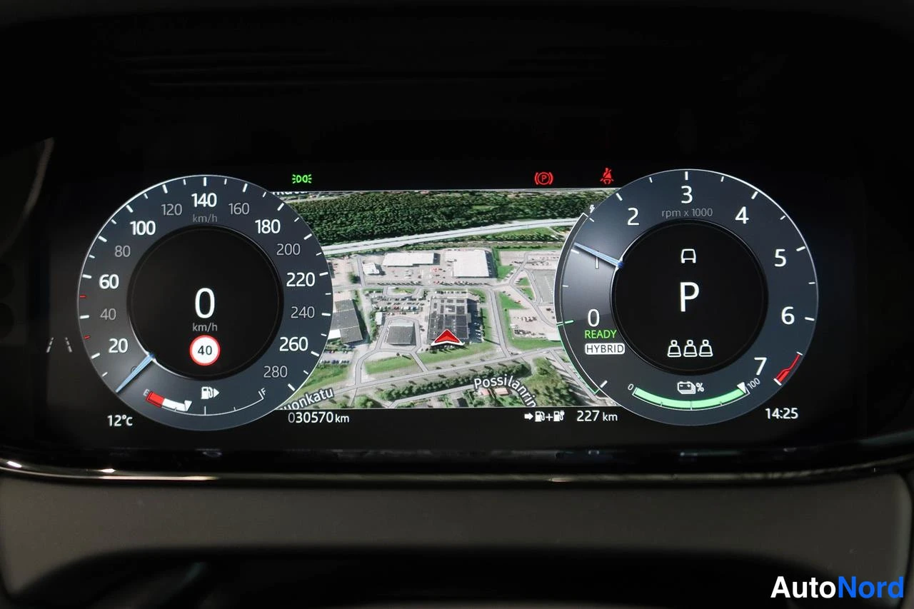 Yksityiskohta: Digitaalinen mittaristo: nopeus 0 km/h, vaihde P, READY HYBRID -merkintä, matkamittari 30570 km ja 227 km sähkömatkaa.