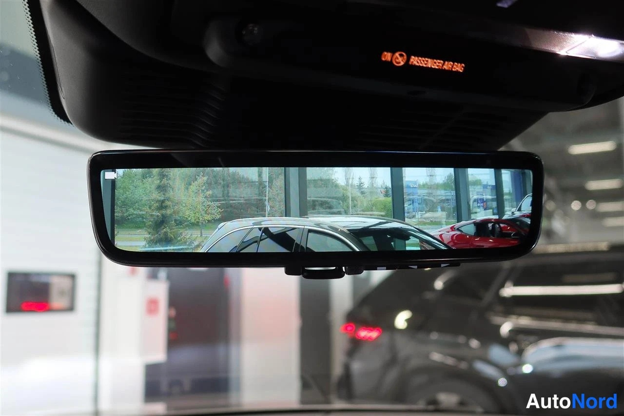 Muu: Sisävalaisinpaljaan digitalinen taustapeili, jonka näytössä näkyy reaaliaikainen kamerakuva ulkona olevista autoista.