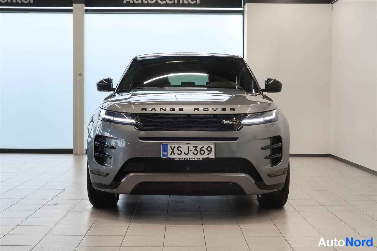 Edestä: Hopeanharmaa Range Rover Evoque suoraan edestä, RANG E ROVER-teksti konepellissä ja rekisteritunnus.