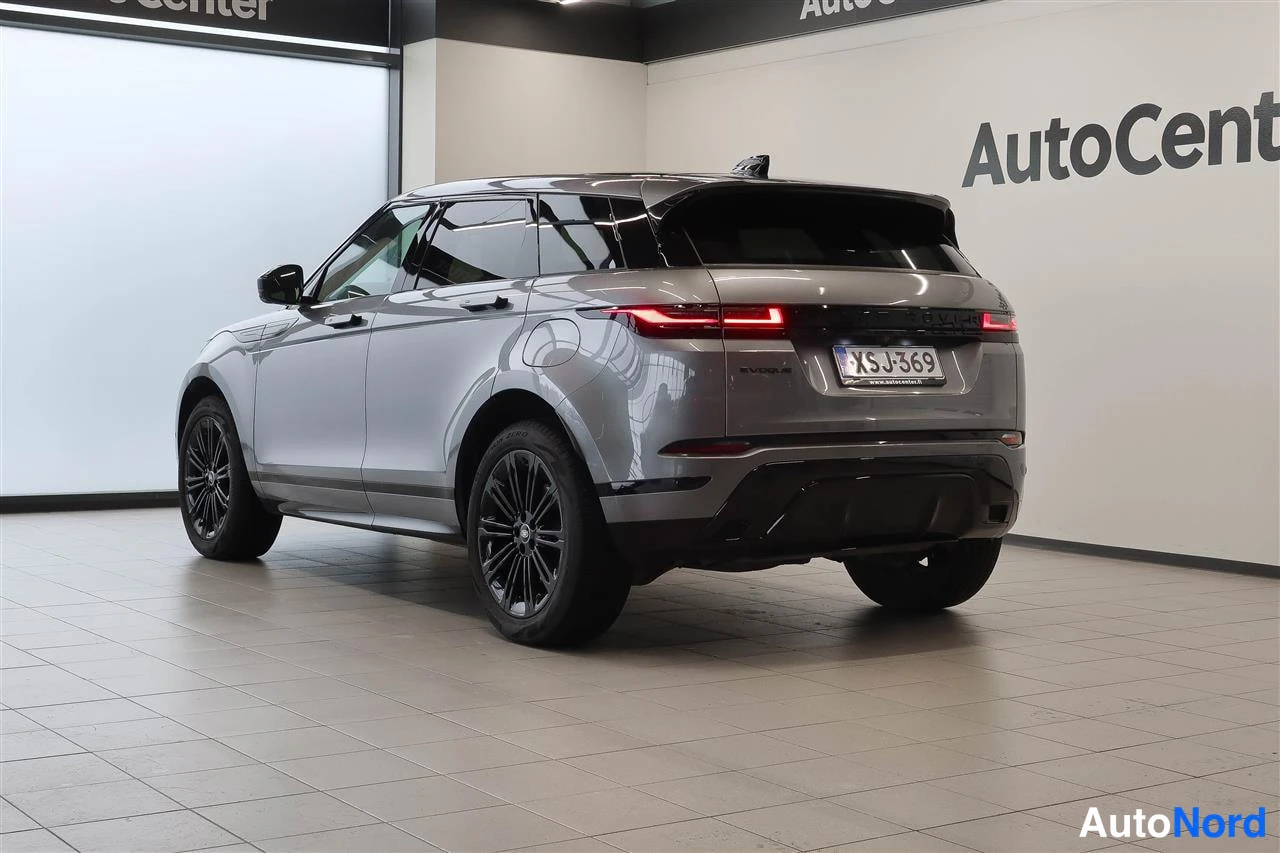 Takaviisto: Hopeanharmaa Range Rover Evoque takasivukulmasta, rekisterikilpi, punaiset takavalot.