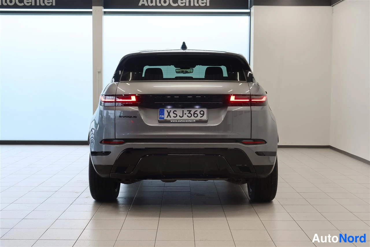 Takaa: Range Rover Evoque suoraan takaa, rekisterikilpi, EVOQUE-teksti ja punaiset takavalot.