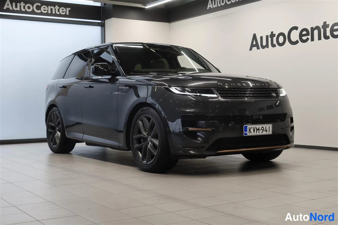 Etuviisto, nokka oikealle: Tummanharmaa Range Rover Sport kolmesivukulmassa, keula oikealla, rekisterikilpi näkyvissä.