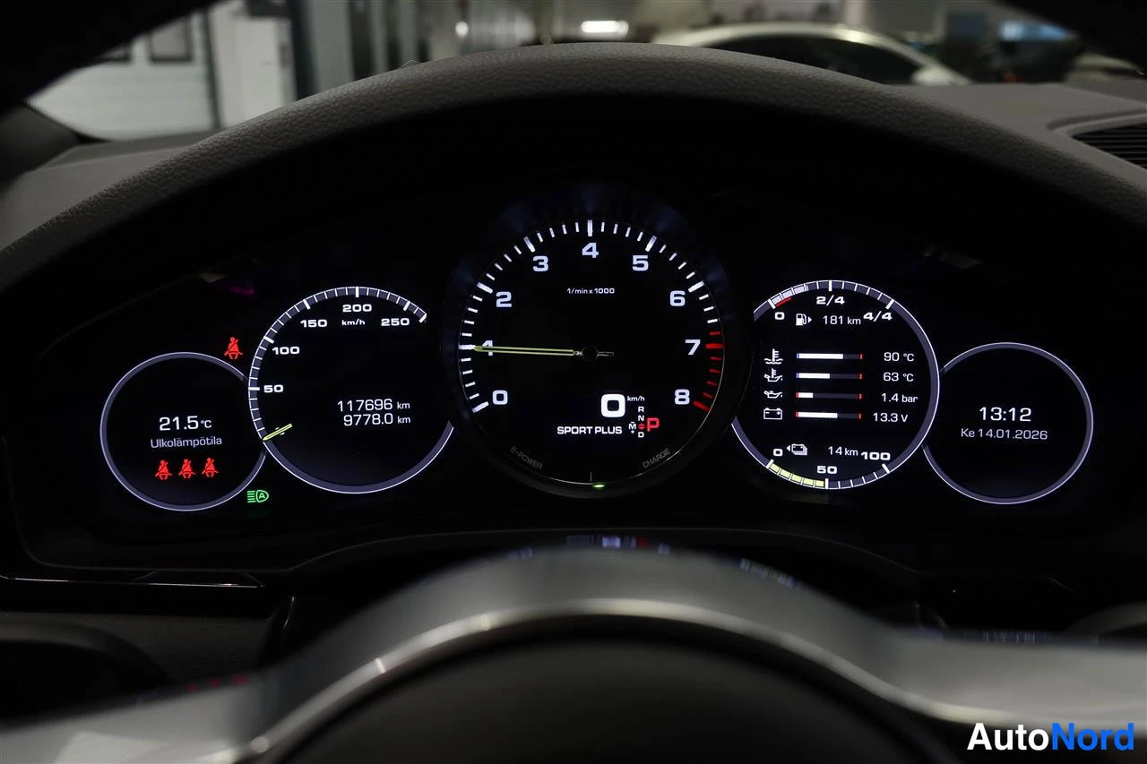 Muu: Porsche Cayennen digitaalinenmittaristo osoittaa matkan 117 696 km, päivämäärän 14.1.2026 ja SPORT PLUS -ajotilan.