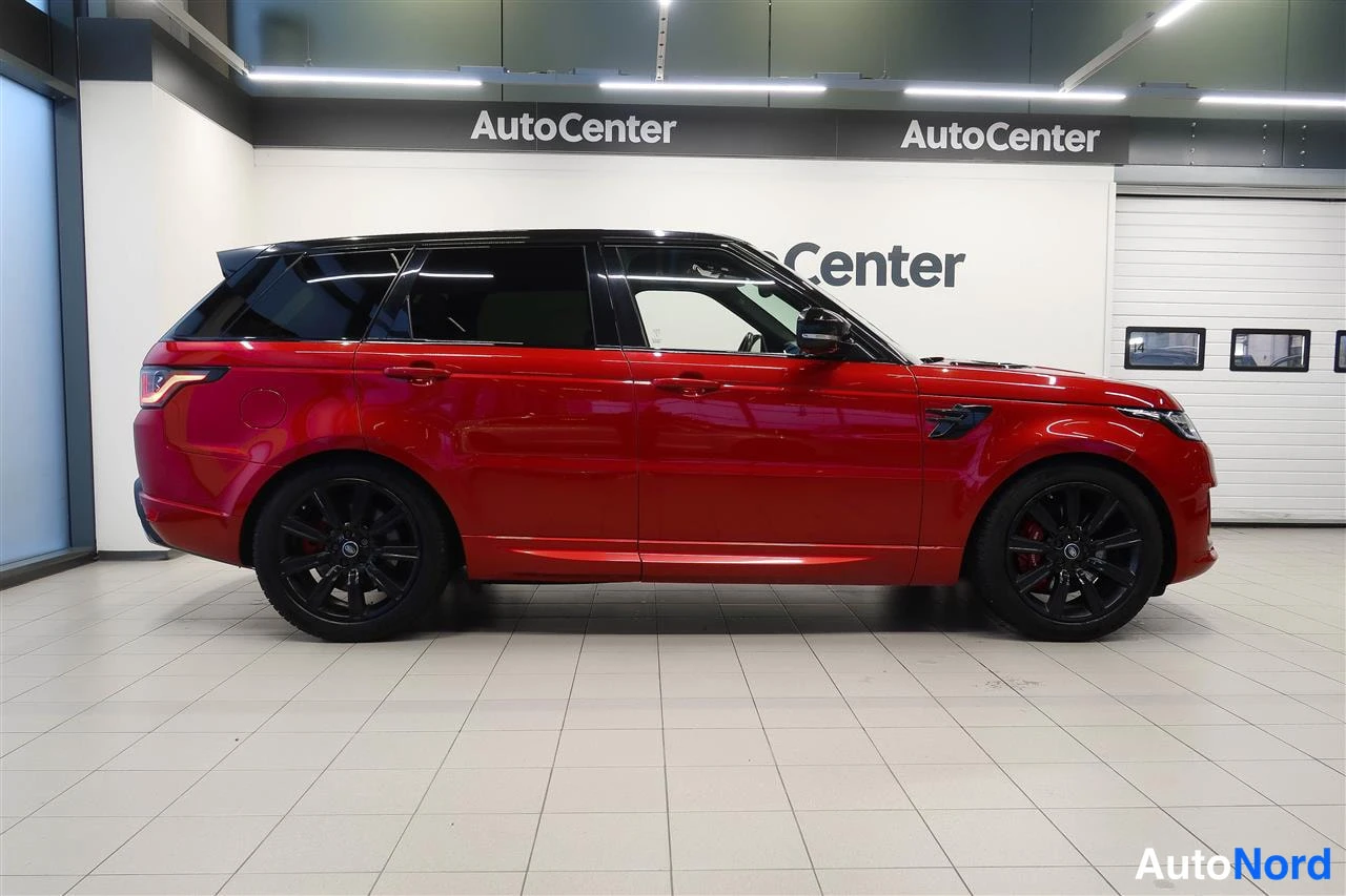 Takaviisto: Punainen Land Rover Range Rover Sport kylkiviistossa takaviistokulmasta, mustat vanteet ja musta katto.
