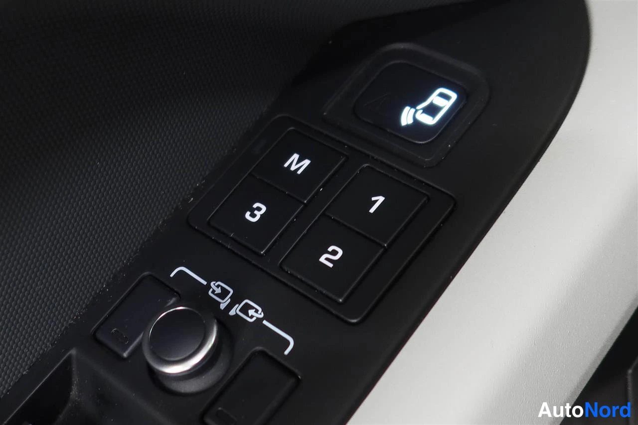 Yksityiskohta: Oven sisäpaneelin säätimet: muisti-napit M, 1, 2, 3 sekä sähköisesti taittuvat sivupeilit.