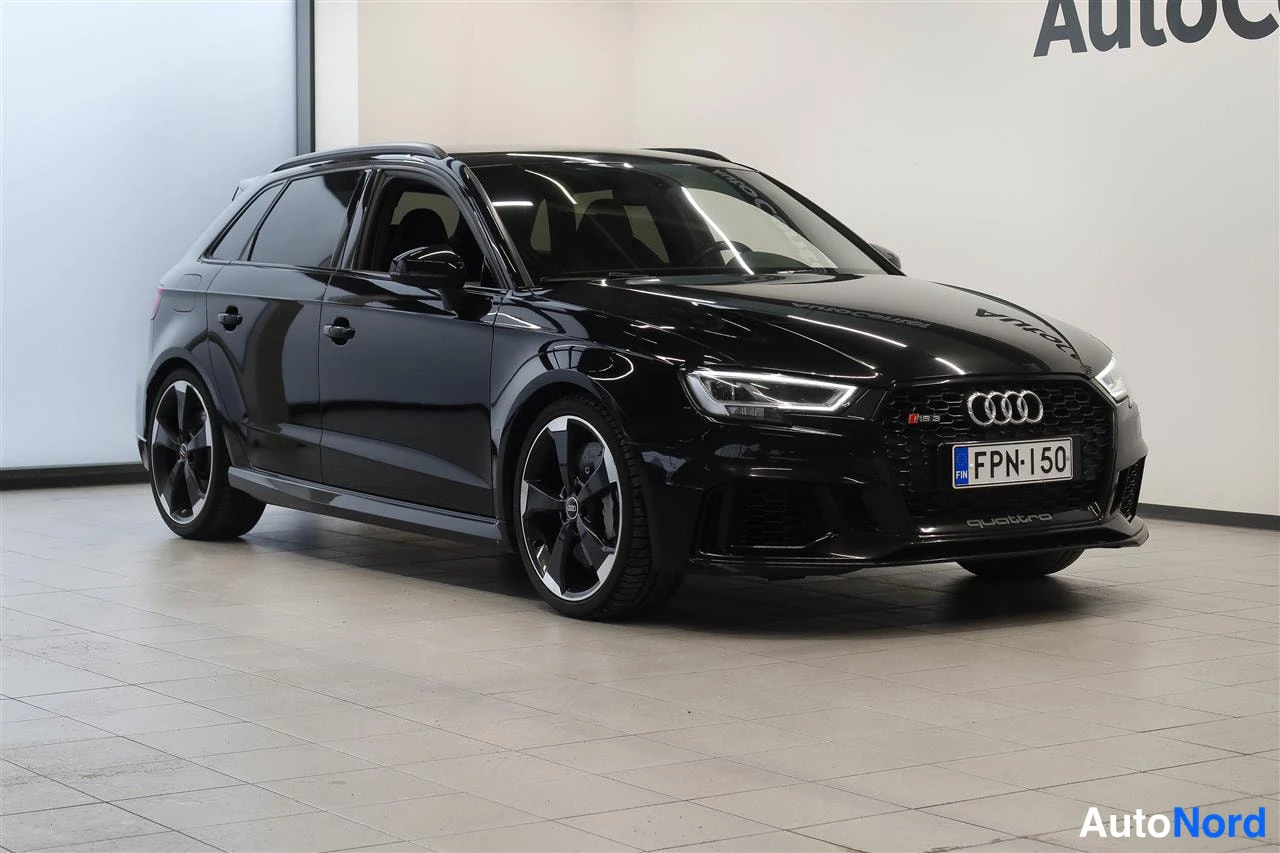 Etuviisto, nokka oikealle: Musta Audi RS 3 Sportback etukulmasta kuvattuna näyttää etusäleikon, FP N-150 -kilven ja oikean kyljen sisätiloissa.