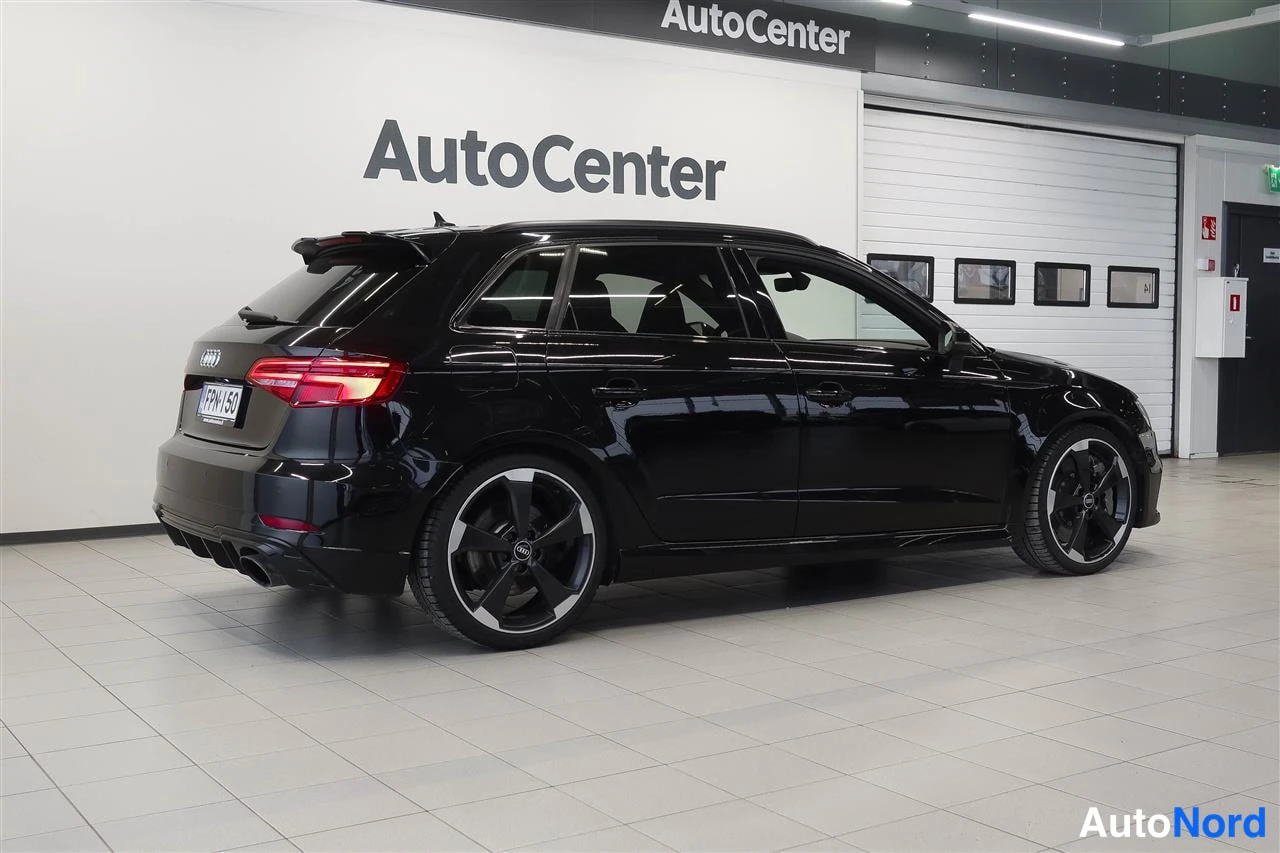 Takaviisto: Audi RS 3 Sportback musta takapuoli ja sivu