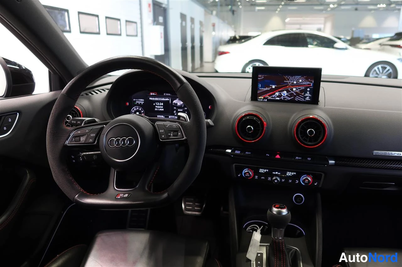 Yksityiskohta: Ohjaamo Audi-ohjauspyörällä ja infotainment-näytöllä