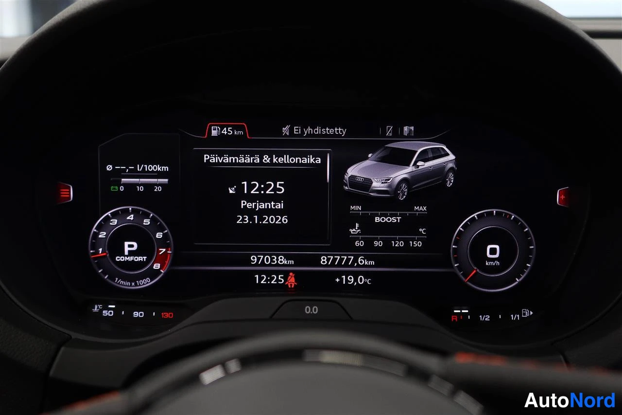 Muu: Audi S3:n digitaalinen mittaristo, jossa näkyy vaihde P, matkamittari 97038 km, kellonaika 12:25 ja päivämäärä 23.1.2026.