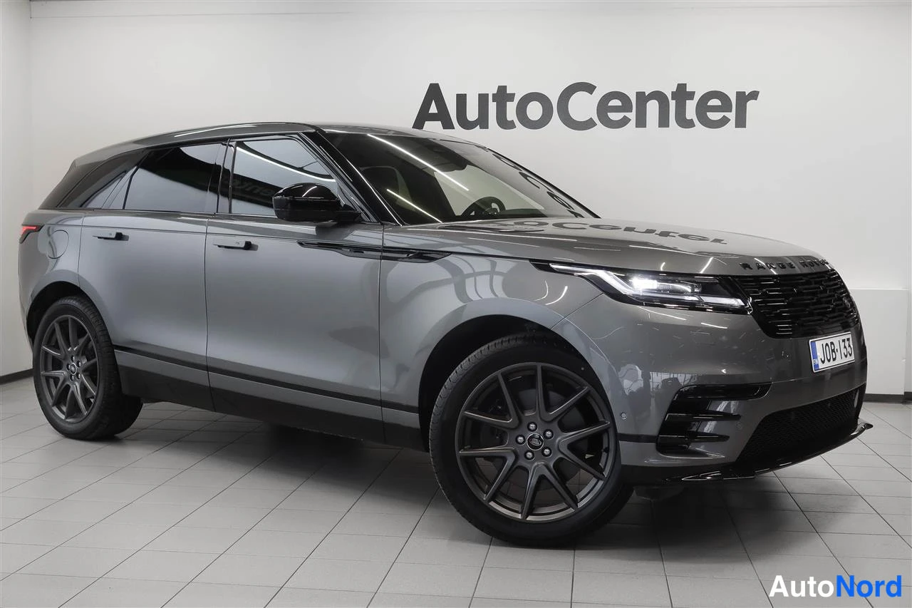 Etuviisto, nokka oikealle: Harmaa Range Rover Velar etukulma oikealta, tummat kevytmetallivanteet, rekisteri