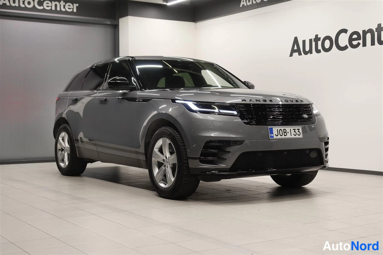 Etuviisto, nokka oikealle: Harmaa Range Rover Velar etukulma oikealtaAutoCenter-hallissa, rekisteri
