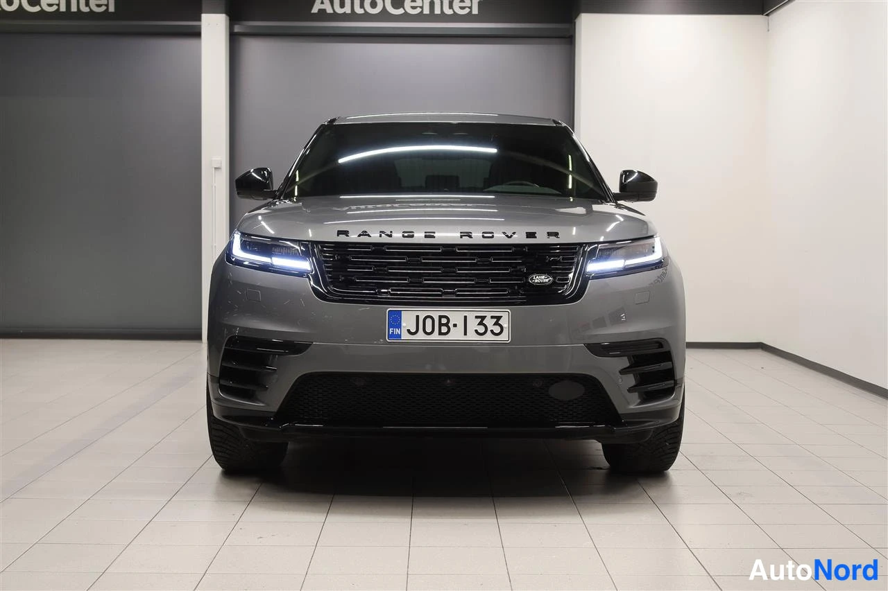 Edestä: Harmaan Range Rover Velarin etupää suoraan edestä, Range Rover -teksti konepellissä, rekisteri