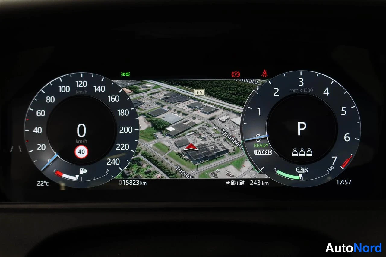 Yksityiskohta: Mittariston näyttö: nopeusmittari 0 km/h, vaihde P, HYBRID READY -merkintä, matkamittari 15823 km ja 243 km ulkovoimalla.