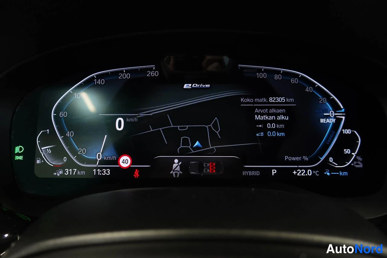 Muu: Kojelaudan digitaalinen mittaristo näyttää koko matkan 82305 km, HYBRID-tilan, P-vaihteen ja +22,0 °C lämpötilan.
