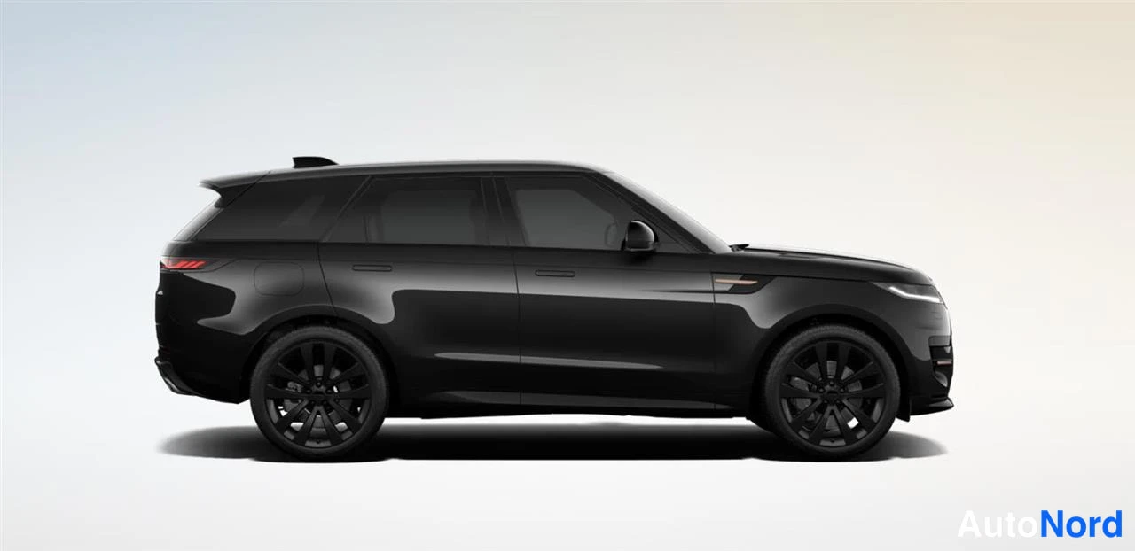 Sivulta: Musta Range Rover Sport -maastopyörä vasemmalta sivulta kuvattuna, tummat kevytmetallivanteet ja tummat lasit näkyvissä.
