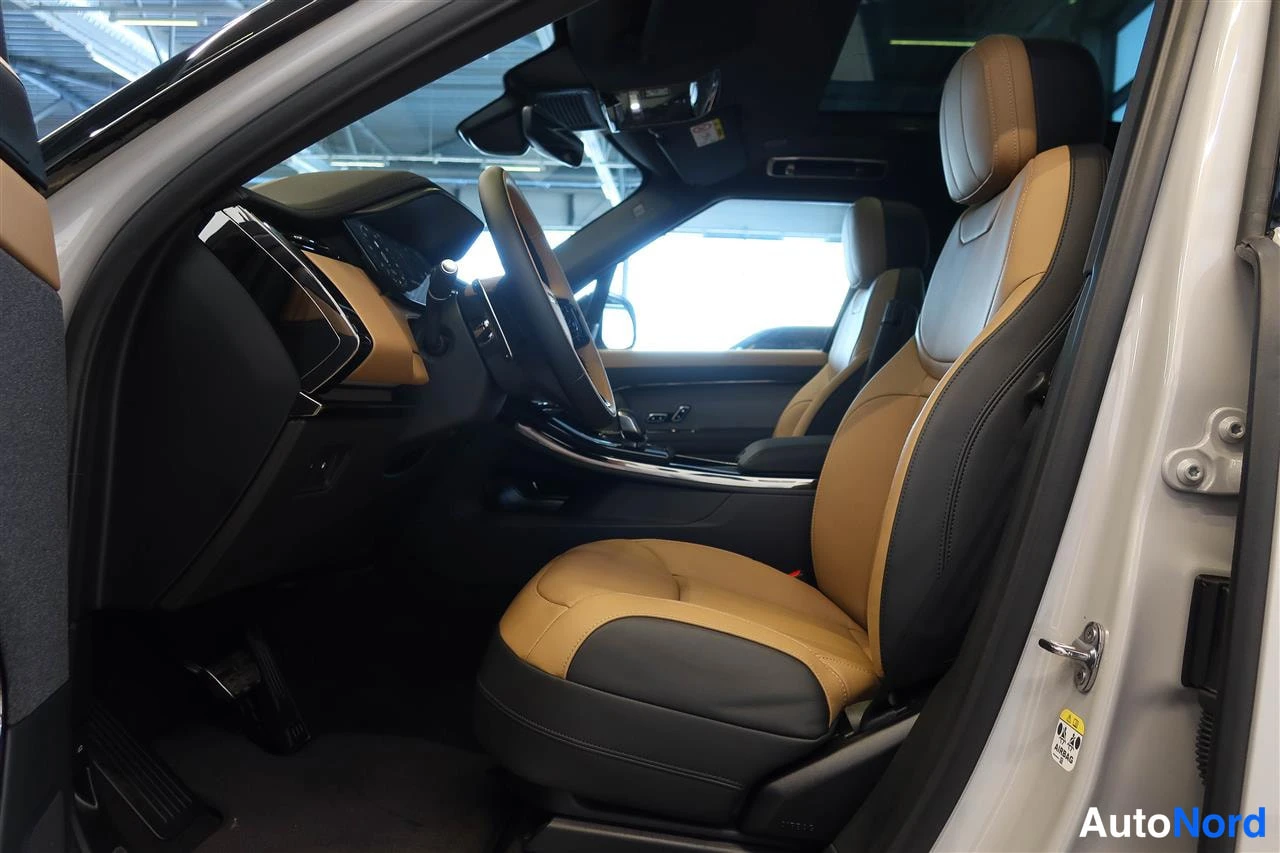 Muu: Range Rover Sportin etuistuin ja ohjaamo; tan-k ylimääräinen ja musta nahkaverhoilu.