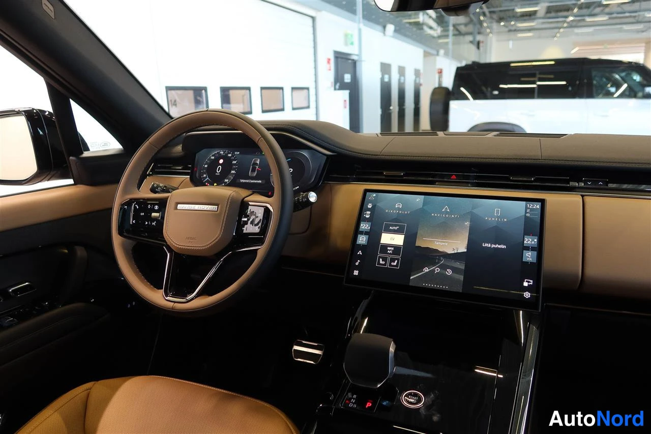 Muu: Kuljettajan näkymä: Land Rover -ohjauspyörä, digitaalinen mittaristo ja suuri kosketusnäyttö suomenkielisillä valikoilla.