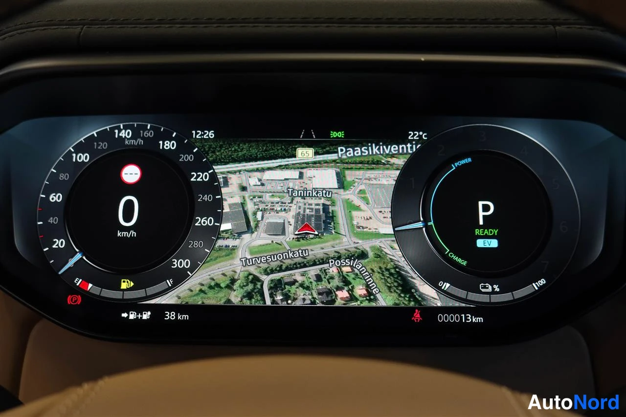Yksityiskohta: Auton digitaalinen mittaristo: nopeus 0 km/h, vaihde P ja READY EV -merkintä, kartta keskellä, lämpötila 22 astetta, matkamittari 13 km.