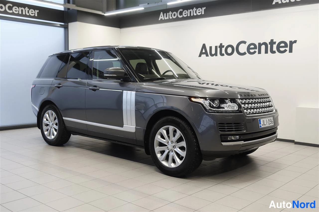 Etuviisto, nokka oikealle: Land Rover Range Rover -maasturin etukulmanäkyvissä showroomissa, rekisteritunnus JL I-256 näkyy etupuskurissa.