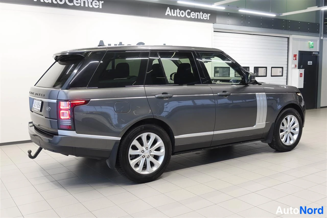 Takaviisto: Land Rover Range Roverin takaosa ja sivuprofiili harmaassa näytettyään auton perä ja kylki sisätiloissa.