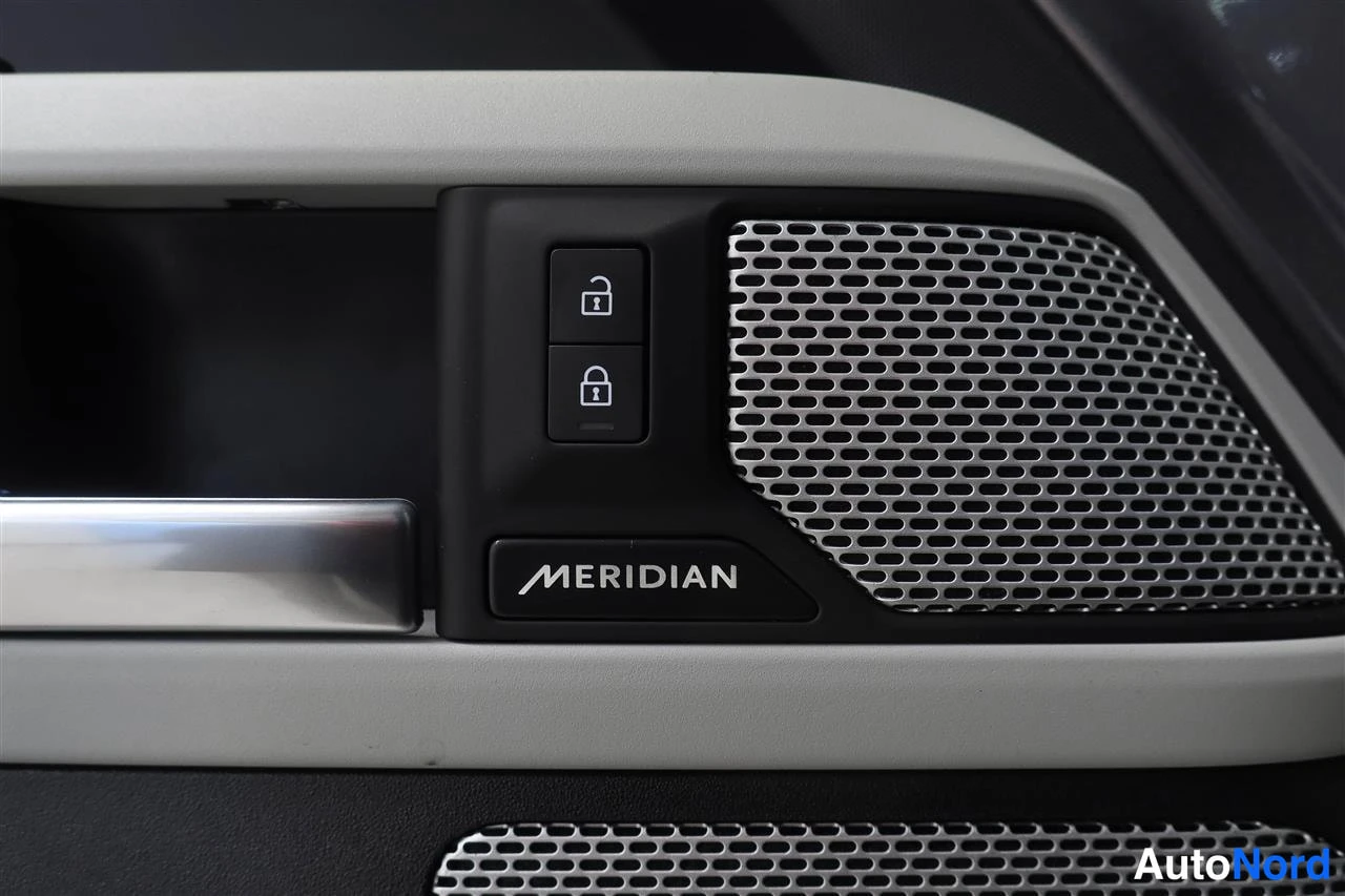 Muu: Ovipaneelin merkki MERIDIAN ja sen vieressä logo аудiosysteemille.