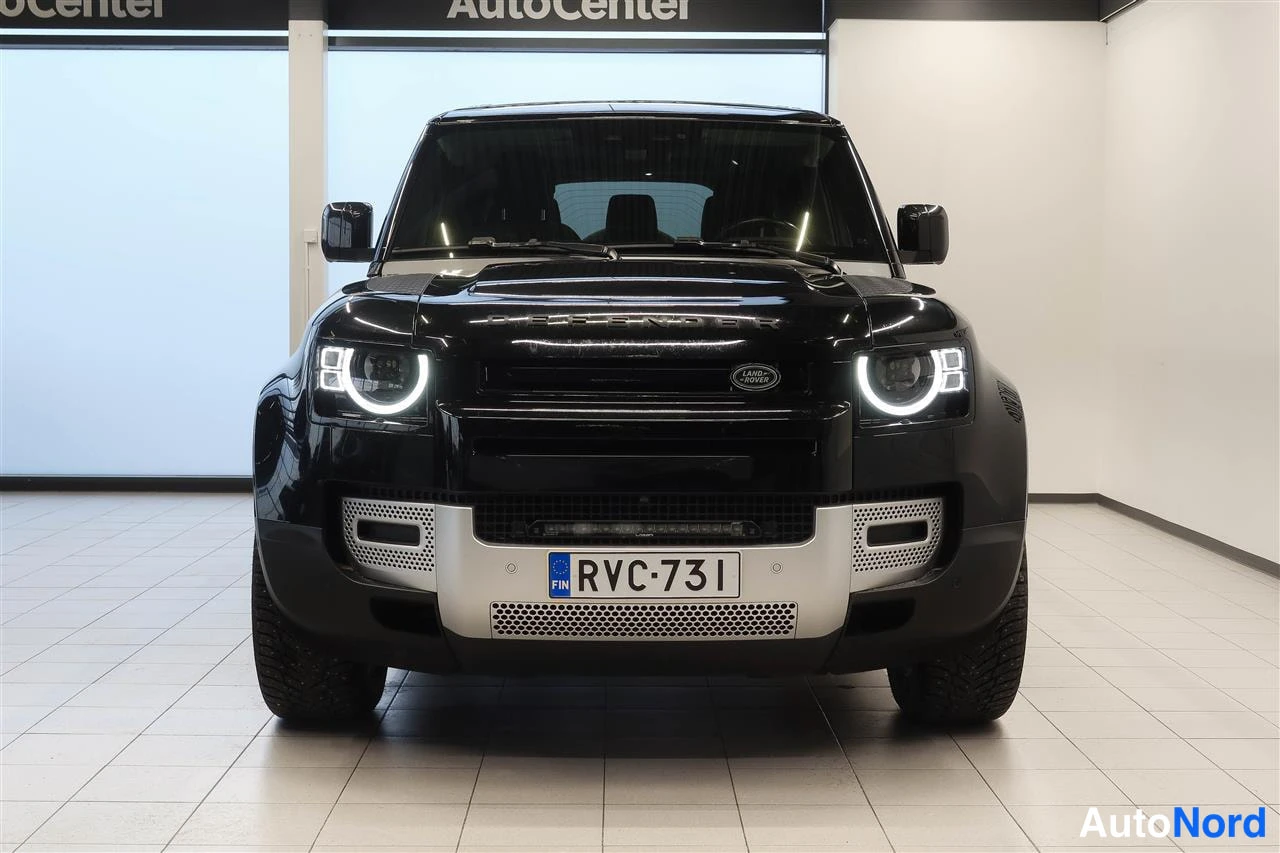 Harmaa Land Rover Defender 2024, edestä, kuva 7