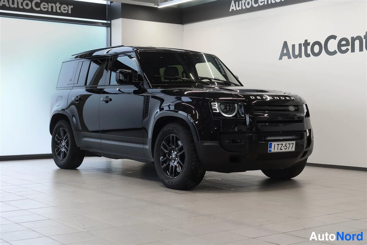 Etuviisto, nokka oikealle: Land Rover Defender, musta, edessä kolmannelta oikealta, rekisteritunnus