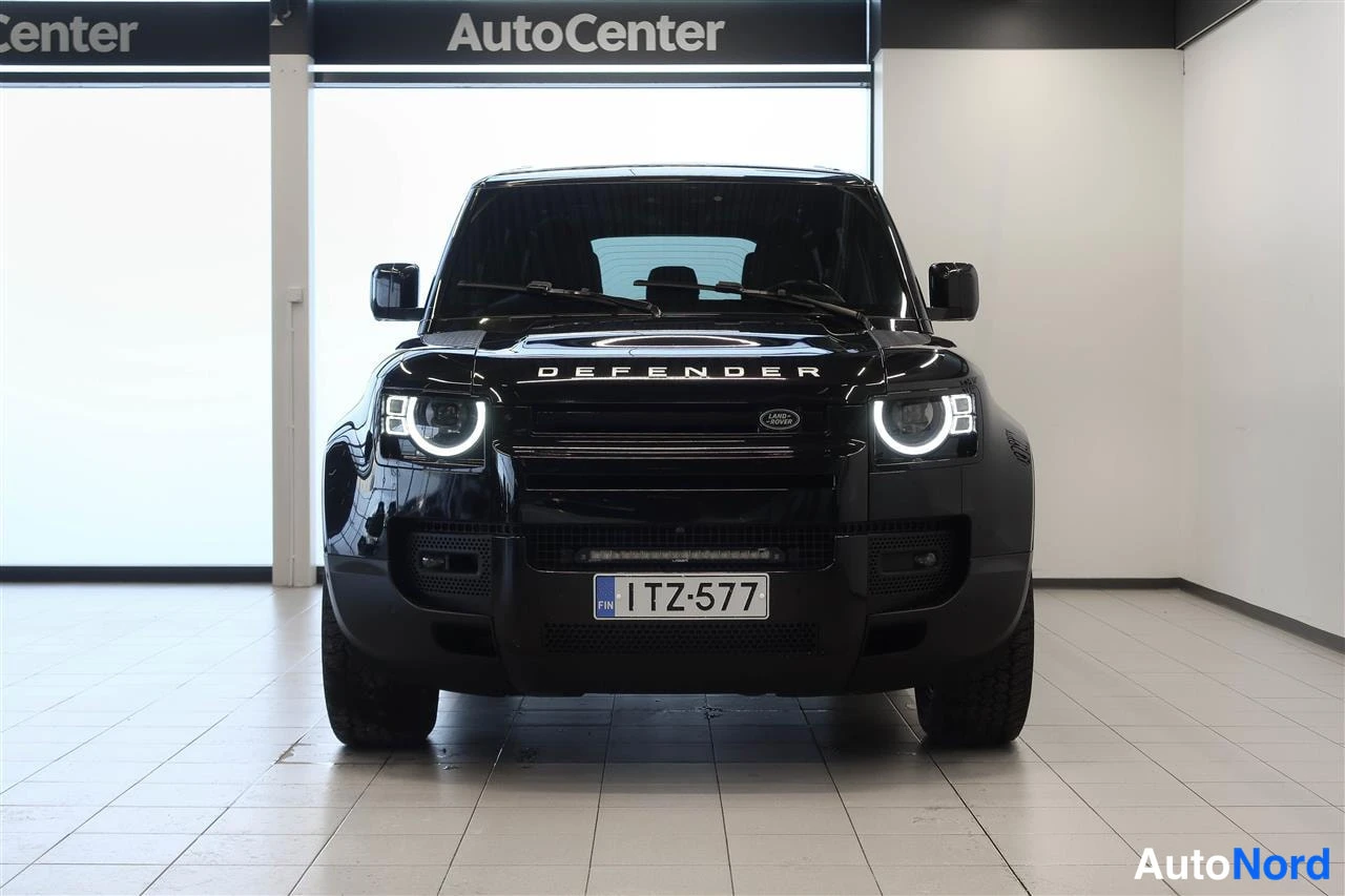 Edestä: Land Rover Defender, musta, suora etukuvasta, rekisteritunnus