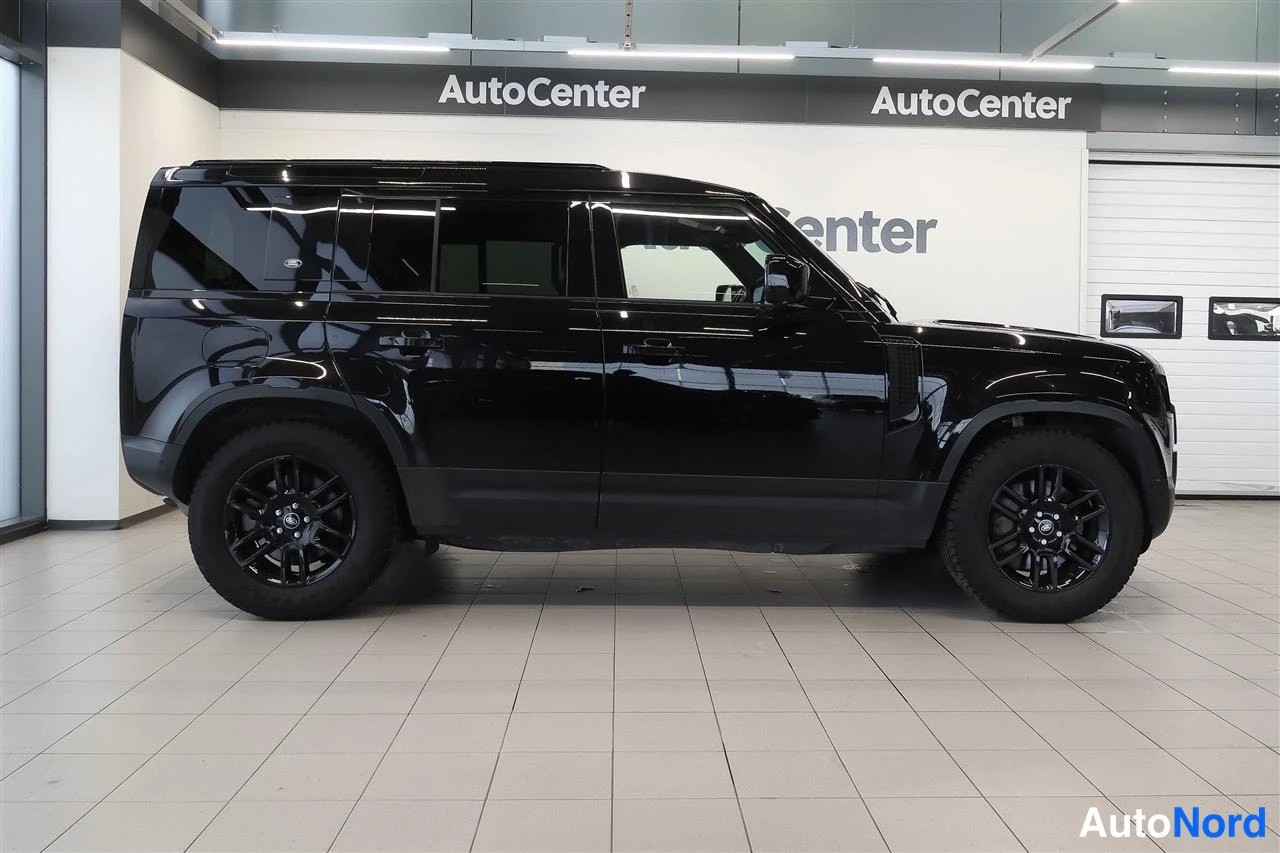 Sivulta: Land Rover Defender, musta, sivulta oikea kylki