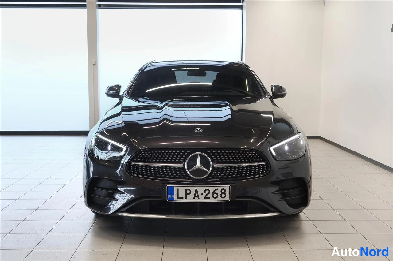 Edestä: Musta Mercedes-Benz-sedan suoraan edestä, Xenon-tyyliset ajovalot ja Mercedes-tähti säleikössä.